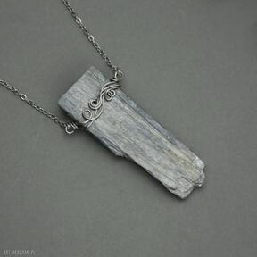 Naszyjnik minimalistyczny talizman niebieski kyanit kianit wire wrapping surowy agata rozanska