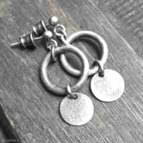 Minimalistyczne kolczyki ze srebra treendy surowe, oksydowane, sztyftem, biżuteria autorska