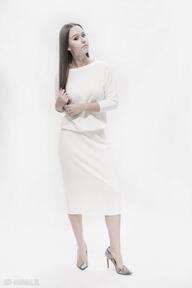 Ecru sukeinka minimalistyczna elegancka klasyczna sukienka prosta