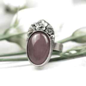 Czerwony pierścionek - pierścień z kwiatami z czerwonym kamieniem, srebrny - jadeitem owalny