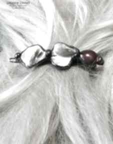Spinka niewielka z macicą perłową i szkłem rubinowym prezent unikat handmade ozdoby do włosów