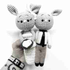 Młoda para - króliczki maskotki, wykonane ręcznie na szydełku z wysokiej jakości bawełny