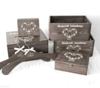 Zestaw drewnianych ozdób zamówienie specjalne zaproszenia biala konwalia pudełko na koperty