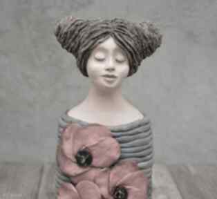Dziewczyna w czerwonych kwiatach, rzeźba ceramiczna, popiersie