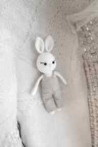 Króliczek w spodenkach lalki metrique na szydełku, prezent dla dziecka, szydełkowy królik