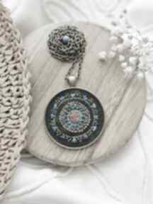 Naszyjnik mandala boho niebieska z jaspisem na ciemnozielonym tle pedzelek i nitka haft, etno
