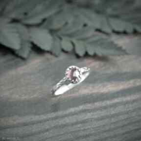 Srebrny flora z czerwonym, oczkiem pracownia bellart elegancki pierścionek, ponadczasowy