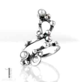 Sorbus i z srebrny perłami miechunka pierścionek, regulowany, metaloplastyka, srebro, perła