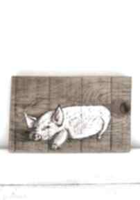 Śpiąca świnka obraz na desce misty art studio, prosiaczek, szczęście, prezent