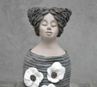 Dziewczyna w białych kwiatach, rzeźba ceramiczna, popiersie