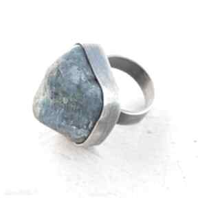 A448 pierścień srebrny surowy z bryłą apatytu artseko, masywny, prezent