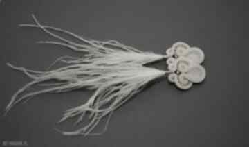 Białe kolczyki sutasz z piórami si su sznurek, eleganckie, długie, ślubne, wiszące