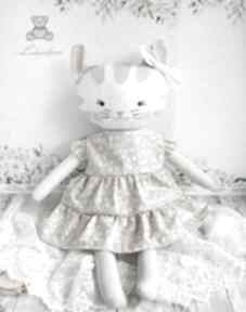 Kotek olga ręcznie w beżowej sukieneczce kwiaty maskotki lulaczkowo szyty, kot przytulanka