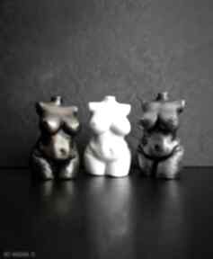 Trzy małe kobietki wysokie na ok 4,6 cm zestaw 4 dekoracje justyna jaszke, rzeźby kobiece