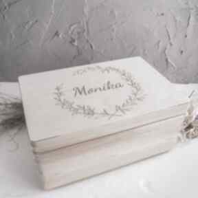 Pudełko z grawerem na pamiątki prezent chrzest roczek biala konwalia, chrztu, drewniane