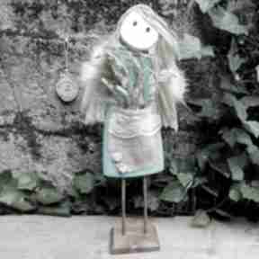 Turkusowy anioł stojący z drewna no 7 dekoracje pracownia na deskach stróż, prezent