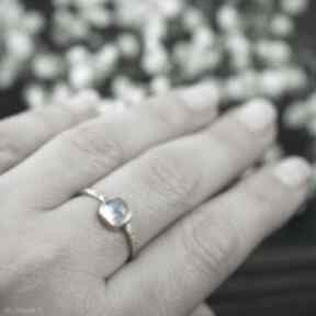 Złoty pierścionek z kamieniem księżycowym, niebieskim oczkiem pracownia bellart, zaręczynowy
