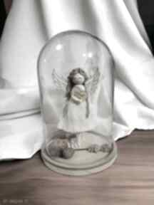 Anioł stróż w szklanej kopule dom