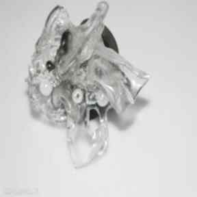 Artystyczny pierścionek z perełkami estera grabarczyk, recycling, koraliki, akryl