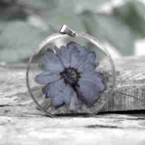 Naszyjnik z niebieskim kwiatem w żywicy z68 naszyjniki herbarium jewelry, biżuteria