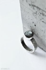 Pierścień z dziki królik z minerałem, srebrny pierścionek, srebro oksydowane, biżuteria