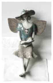 Anioł turkusowy z barwnym motylem ceramika wylęgarnia pomysłów, motyl