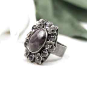 Srebrny pierścień z rubinem oplecionym kwiatami a854  artseko pierścionek - ozdobny