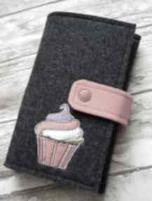 na talefon z haftem cupcake: happy art etui, smartfon, filcowe, cupcakes, gwiazdki, prezent