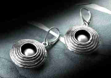 Srebrne kolczyki - perłą - teksturowane oksydowane srebro 925. Angielskie zapięcie z perłami