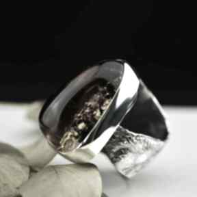Duży pierścionek z magicznym bursztynem srebro barbara fedorczyk, masywny, bursztyn