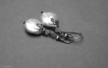 Perłowe medaliony vol 4 - kolczyki katia i krokodyl srebro 925, oksydowane, perły