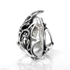 Unihorn III - srebrny pierścień z perłą biwa miechunka pierścionek, z metaloplastyka srebro