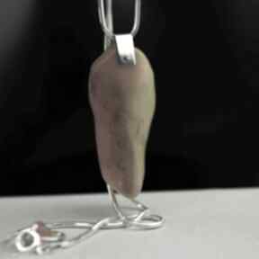 Minimalistyczny naszyjnik z bryłką bursztynu srebro barbara fedorczyk z naturalny bursztyn