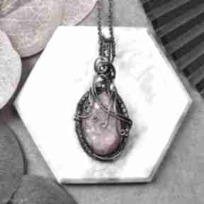 Miedziany wisiorek wire wrapping z różowym agatem #225 spirit ofcopper