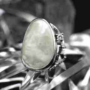 Zimowy pierścionek z białym bursztynem i cyrkonią srebro barbara fedorczyk, bursztyn