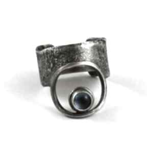 Topaz swiss blue, srebrny oksydowany pierścionek atelier4 szeroki, srebro, z topazem