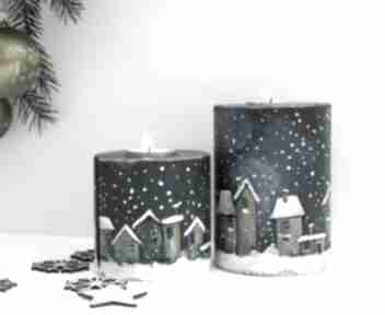 Pod choinkę. 2 drewniane świeczniki, z malowanym pejzażem - miasteczko zasypane śniegiem