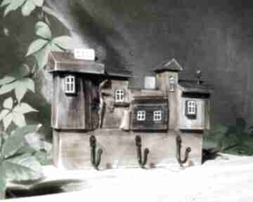Cicha uliczka - wieszaczek z drewna, małymi domkami wieszaki galeria fajny domek drewniane