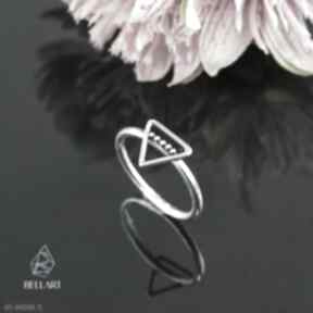 Srebrny pierścionek trójkąt pracownia bellart, z trójkątem