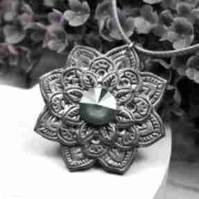 Duży wisiorek mandala z zielonym kryształem wisiorki kameleon, boho, kryształ swarovski