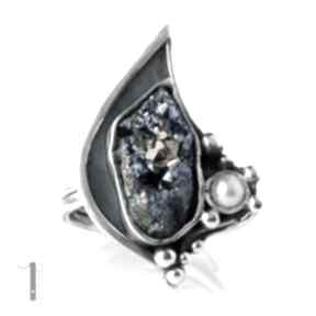 Invaerne srebrny pierścionek z kwarcem tytanowym i miechunka metaloplastyka, kwarc, tytan