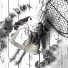 Prezent święta: lalka marysia w beżowej sukience miedzy motkami urodziny - roczek, narodziny