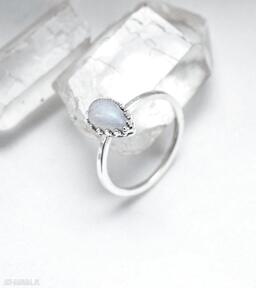 pierścionek dziki królik kamień księżycowy, łezka, srebro, minimalistyczny