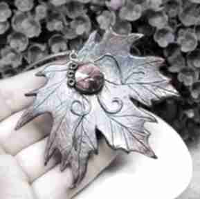 Duży wisior liść klonu - z różowym kryształem wisiorki kameleon wisiorek, biżuteria liście
