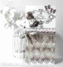 Elegancka kartka na ślub w brązach i z falbanką scrapbooking tulipanka, brązowa, motyl