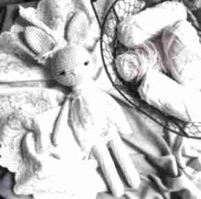 Królisia nela - duży szydełkowy różowy króliczek maskotki miedzy motkami baby shower, narodziny