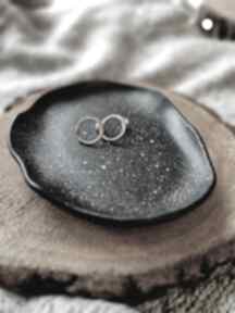 Czarny talerzyk na biżuterię podkładki pracownia szafran
