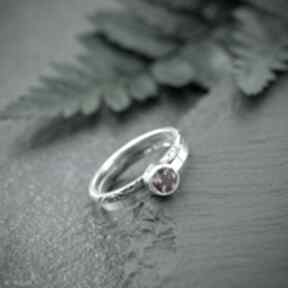 Srebrny pierścionek z rodolitem i podwójną obrączką, różowym oczkiem pracownia bellart