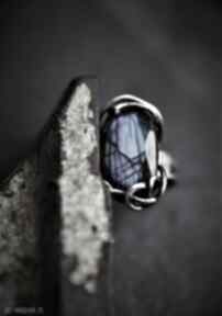 Pierścień z labradorytem dziki królik, pierścionek z srebro oksydowane, biżuteria z wiedźma