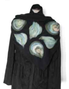 Czarna chusta handmade wełniana, elementy filcowane to wełna merynosów, wymiary 97cm na 160cm